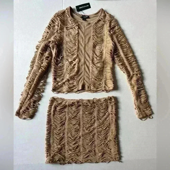 PrettyLittleThings Set of 2 Y2K Petite Taupe Textured Jersey Mini Skirt and Top - Picture 2 of 10